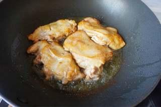 Braised Chicken Thighs with Cherry Tomatoes and Broccoli step 6: Flip and cook the other side until lightly browned.