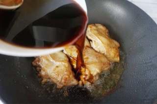 Braised Chicken Thighs with Cherry Tomatoes and Broccoli step 7: Pour the prepared braising sauce into the pan. Season with black pepper if desir