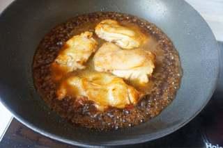 Braised Chicken Thighs with Cherry Tomatoes and Broccoli step 8: Bring the sauce to a boil, then reduce the heat to low. Cover and simmer gently,