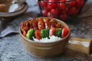 Braised Chicken Thighs with Cherry Tomatoes and Broccoli step 9: Leave a small amount of sauce in the pan. Slice the chicken and serve over rice 
