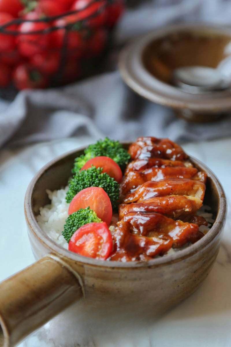 Braised Chicken Thighs with Cherry Tomatoes and Broccoli recipe photo
