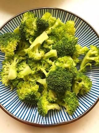 Broccoli and Wood Ear Mushroom Salad Recipe step 1: Cut the broccoli into bite-sized florets. Soak in lightly salted water for 30 mi