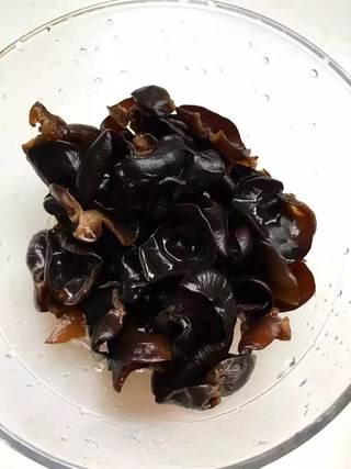 Broccoli and Wood Ear Mushroom Salad Recipe step 2: Soak the dried wood ear mushrooms until fully rehydrated. Remove the tough stems