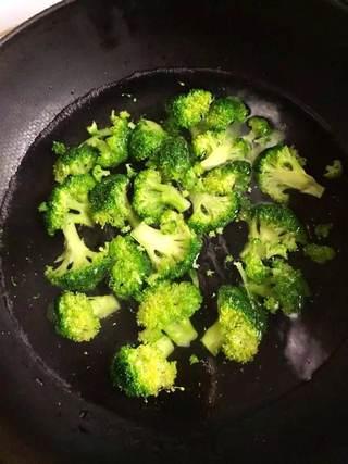 Broccoli and Wood Ear Mushroom Salad Recipe step 3: Bring a pot of water to a boil. Blanch the broccoli for about 1 minute, then dra