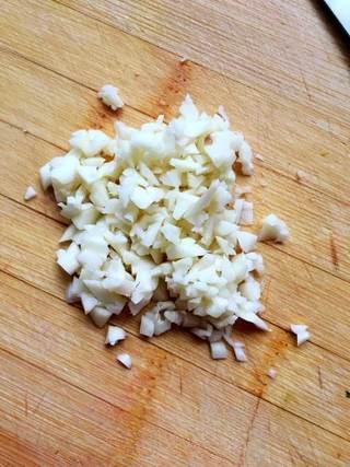 Broccoli and Wood Ear Mushroom Salad Recipe step 5: Peel and finely mince the garlic.
