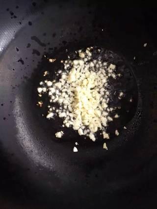 Broccoli and Wood Ear Mushroom Salad Recipe step 6: Heat the peanut oil in a small pan and sauté the garlic until fragrant.