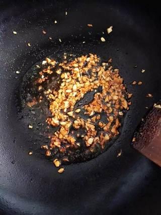 Broccoli and Wood Ear Mushroom Salad Recipe step 7: Combine the soy sauce and salt in a bowl, then stir in the garlic oil mixture.