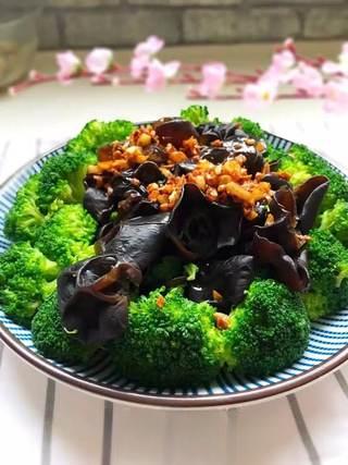 Broccoli and Wood Ear Mushroom Salad Recipe step 8: Arrange the broccoli and wood ear mushrooms on a serving plate. Pour the dressin