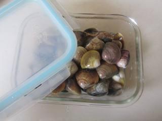 Steamed Egg Custard with Clams step 2: Soak the clams in lightly salted water with a few drops of oil for several hours