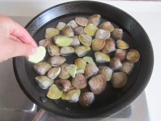 Steamed Egg Custard with Clams step 3: Place the clams and ginger slices in a pot of cold water. Bring to a boil over h