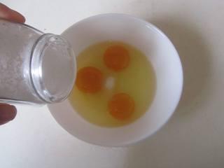 Steamed Egg Custard with Clams step 5: Crack the eggs into a bowl, add a pinch of salt, and beat until smooth.