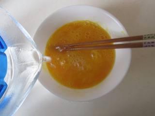 Steamed Egg Custard with Clams step 6: Add an equal volume of water to the beaten eggs and mix thoroughly.