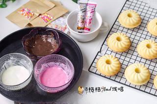 Almond Baked Donut Recipe step 8: Remove from the oven and let cool completely. Decorate with melted chocolate and