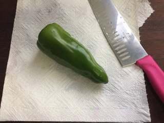 Pan-Fried Flatbread with Preserved Pork Recipe step 10: Wash and prepare the green pepper.