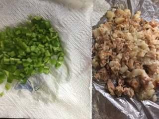 Pan-Fried Flatbread with Preserved Pork Recipe step 12: Finely chop the green pepper and preserved pork.