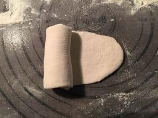 Pan-Fried Flatbread with Preserved Pork Recipe step 5: Roll the dough strip tightly into a log.
