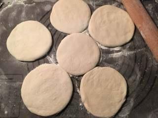 Pan-Fried Flatbread with Preserved Pork Recipe step 7: Roll the dough into a round flatbread.