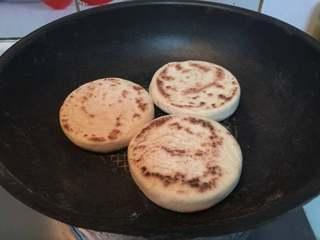 Pan-Fried Flatbread with Preserved Pork Recipe step 9: Cook over medium-low heat until both sides are golden brown, then steam for abou