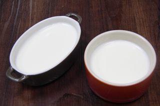 Double-Skin Milk Pudding with Red Beans step 2: Pour the hot milk into a heatproof bowl and let it rest until a thick milk skin 