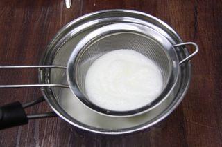 Double-Skin Milk Pudding with Red Beans step 7: Strain the egg whites into the sweetened milk and mix gently.