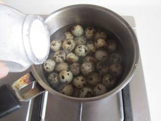 Beer-Braised Quail Eggs step 1: Place the quail eggs in a pot, add a pinch of salt, bring to a boil over high he