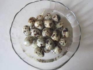 Beer-Braised Quail Eggs step 2: Transfer the cooked quail eggs to cold water and soak for about 2 minutes.