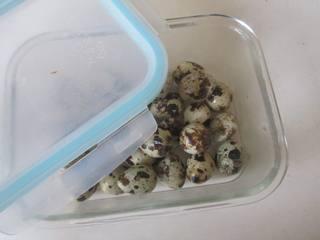 Beer-Braised Quail Eggs step 3: Place the cooled quail eggs in a container and gently shake to crack the shells,