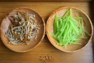 Sichuan Spicy Cold Noodles Recipe step 2: Wash the enoki mushrooms and cucumber. Slice the cucumber into thin strips and b