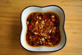 Sichuan Spicy Cold Noodles Recipe step 3: Mix soy sauce, vinegar, chili oil, chopped chilies, garlic, sugar, salt, and gro