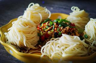 Sichuan Spicy Cold Noodles Recipe step 5: Arrange the cucumber and enoki mushrooms on a serving plate. Top with the noodle
