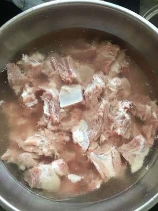 Braised Pork Ribs with Winter Melon step 2: Cut the pork ribs into pieces and soak in cold water to remove blood, then rinse
