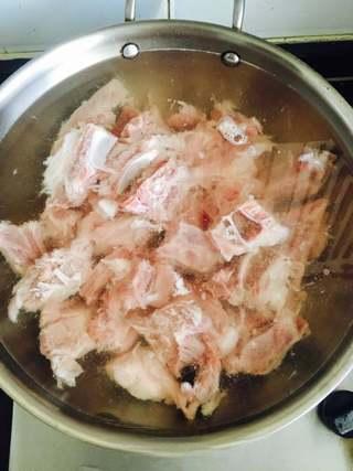Braised Pork Ribs with Winter Melon step 3: Place the ribs in a pot of cold water, add cooking wine, and blanch to remove im