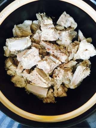 Braised Pork Ribs with Winter Melon step 5: Rinse the blanched ribs several times to remove impurities, drain well, and tran