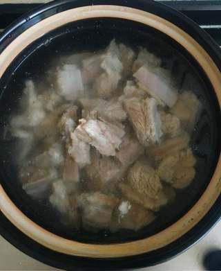 Braised Pork Ribs with Winter Melon step 6: Add water, cooking wine, and a little white vinegar. Bring to a boil over medium