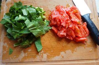 Tomato and Dough Drop Soup step 4: Wash the spinach thoroughly and chop it into small pieces.