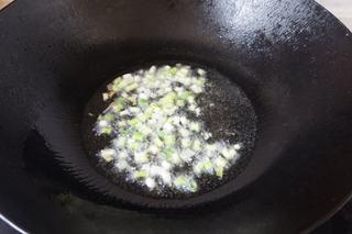 Tomato and Dough Drop Soup step 5: Heat a little oil in a pot and sauté the chopped green onion until fragrant.