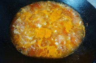 Tomato and Dough Drop Soup step 8: Gradually sprinkle the prepared dough drops into the boiling soup while stirring