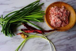 Garlic Chives Stir-Fry with Ground Pork step 1: Prepare all the ingredients. Trim away any tough ends from the garlic chives.