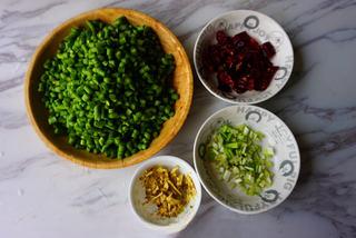 Garlic Chives Stir-Fry with Ground Pork step 2: Wash the garlic chives and cut them into 2-inch pieces. Slice the dried chilies,