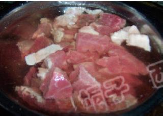 Tomato Braised Beef Brisket step 1: Cut the beef brisket into bite-sized pieces and soak in cold water for 30 minute