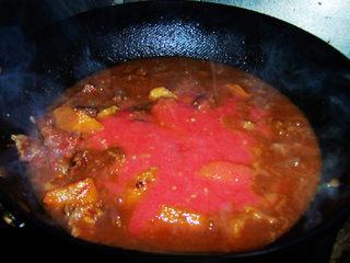 Tomato Braised Beef Brisket step 14: Turn off the heat and stir in the tomato puree or ketchup until evenly combined.