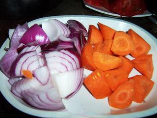 Tomato Braised Beef Brisket step 3: Cut the carrot and onion into large chunks.