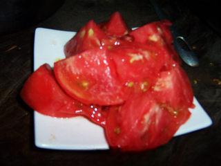 Tomato Braised Beef Brisket step 4: Peel one tomato and cut it into chunks.