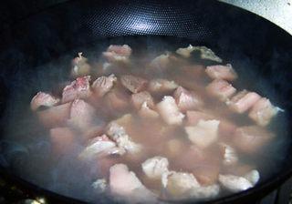 Tomato Braised Beef Brisket step 6: Blanch the beef brisket in boiling water for 2–3 minutes, then rinse and drain.