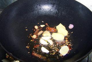 Tomato Braised Beef Brisket step 7: Heat oil in a pot. Add garlic, ginger, cinnamon, cardamom, bay leaves, Sichuan p