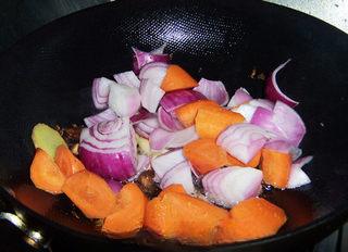 Tomato Braised Beef Brisket step 8: Add the carrot and onion pieces and cook for 2–3 minutes.