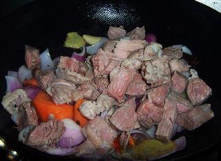 Tomato Braised Beef Brisket step 9: Add the blanched beef brisket and stir-fry until lightly browned.