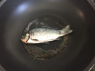 Papaya Carp Soup Recipe step 3: Heat a small amount of oil in a skillet and pan-fry the fish until lightly golde