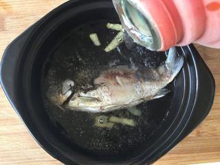Papaya Carp Soup Recipe step 4: Transfer the fish to a clay pot or stockpot. Add boiling water, Shaoxing wine, w
