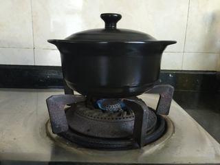 Papaya Carp Soup Recipe step 5: Bring to a boil over high heat, then reduce to a gentle simmer.